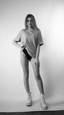 Stüdyoda uzun saçlı, siyah beyaz bir kadın resmi..  