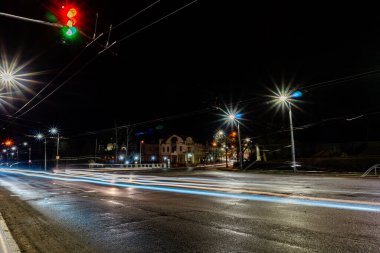 Gece şehrinin sokak manzarası