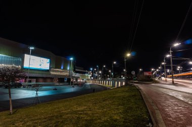 Gece şehrinin sokak manzarası