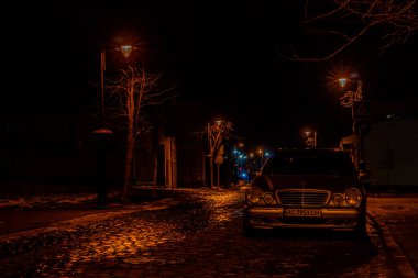 Gece şehrinin sokak manzarası