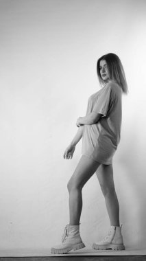 Stüdyoda uzun saçlı, siyah beyaz bir kadın resmi..  