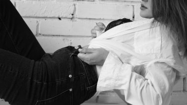 Stüdyoda uzun saçlı, uzun saçlı, siyah beyaz bir kadın poz veriyor..  