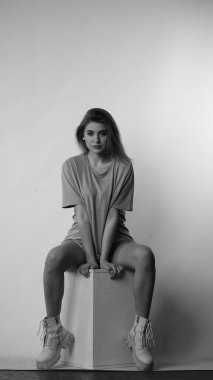 Stüdyoda uzun saçlı, siyah beyaz bir kadın resmi..  