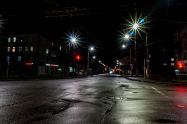 Gece şehrinin sokak manzarası