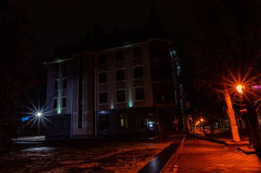 Gece şehrinin sokak manzarası