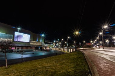 Gece şehrinin sokak manzarası