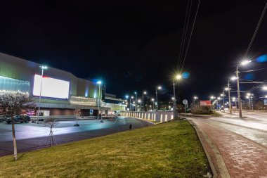 Gece şehrinin sokak manzarası