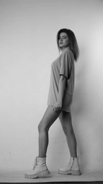 Stüdyoda uzun saçlı, siyah beyaz bir kadın resmi..  