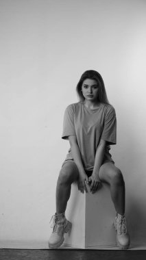 Stüdyoda uzun saçlı, siyah beyaz bir kadın resmi..  