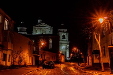 Gece şehrinin sokak manzarası