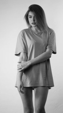 Stüdyoda uzun saçlı, siyah beyaz bir kadın resmi..  