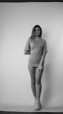 Stüdyoda uzun saçlı, siyah beyaz bir kadın resmi..  