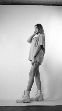 Stüdyoda uzun saçlı, siyah beyaz bir kadın resmi..  