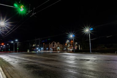 Gece şehrinin sokak manzarası