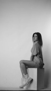 Stüdyoda uzun saçlı, siyah beyaz bir kadın resmi..  