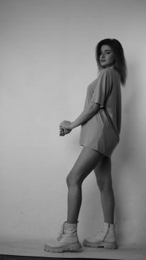 Stüdyoda uzun saçlı, siyah beyaz bir kadın resmi..  