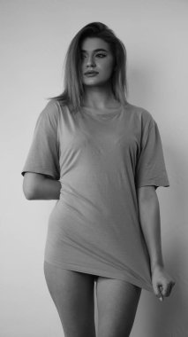 Stüdyoda uzun saçlı, siyah beyaz bir kadın resmi..  