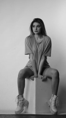 Stüdyoda uzun saçlı, siyah beyaz bir kadın resmi..  