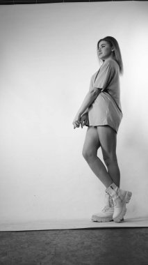 Stüdyoda uzun saçlı, siyah beyaz bir kadın resmi..  