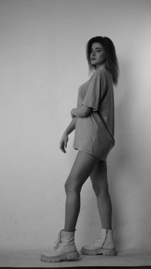 Stüdyoda uzun saçlı, siyah beyaz bir kadın resmi..  