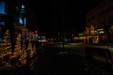 Gece şehrinin sokak manzarası