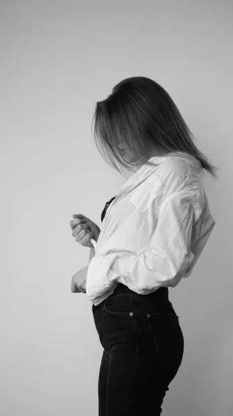 Stüdyoda Uzun Saçlı Uzun Saçlı Siyah Beyaz Bir Kadın Poz — Stok fotoğraf