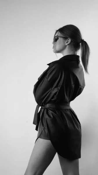 Zwart Wit Foto Van Jonge Mooie Vrouw Zwart Shirt Zonnebril — Stockfoto