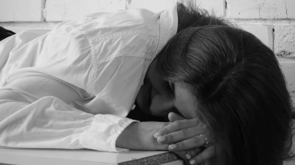 Foto Blanco Negro Una Joven Hermosa Con Pelo Largo Camisa — Foto de Stock