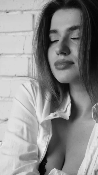 Черно Белое Фото Молодой Красивой Чувственной Сексуальной Женщины Длинными Волосами — стоковое фото