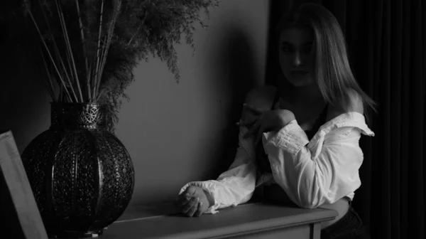 Stüdyoda Piyanonun Yanında Uzun Saçlı Beyaz Gömlekli Güzel Şehvetli Seksi — Stok fotoğraf