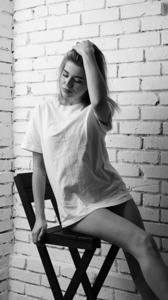 Fekete Fehér Fotó Fiatal Gyönyörű Hosszú Haj Visel Shirt Pózol — Stock Fotó