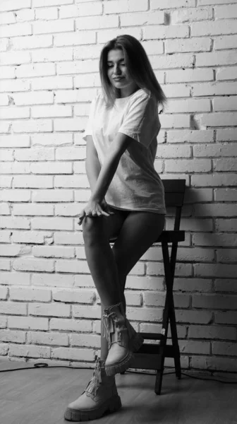 Foto Blanco Negro Una Joven Hermosa Con Pelo Largo Camiseta —  Fotos de Stock