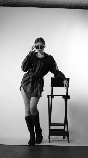 Siyah Gömlekli Güneş Gözlüklü Genç Bir Kadının Stüdyoda Poz Verirken — Stok fotoğraf