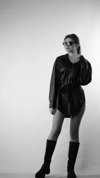 Siyah Gömlekli Güneş Gözlüklü Genç Bir Kadının Stüdyoda Poz Verirken — Stok fotoğraf