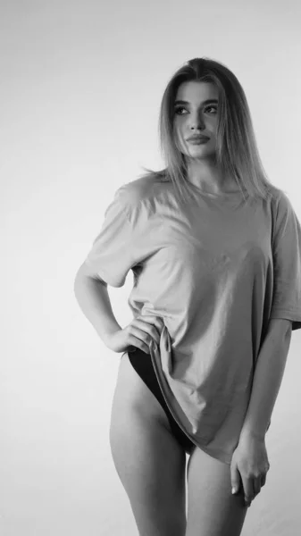 Fotografie Alb Negru Unei Tinere Frumoase Părul Lung Îmbrăcat Tricou — Fotografie, imagine de stoc