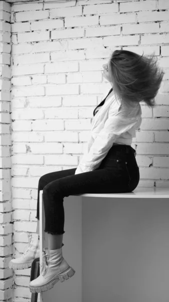 Чорно Біле Фото Молодої Красивої Жінки Довгим Волоссям Сорочці Позує — стокове фото
