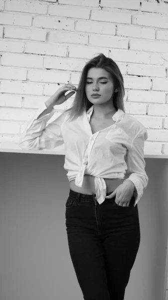 Foto Blanco Negro Una Joven Hermosa Con Pelo Largo Camisa —  Fotos de Stock