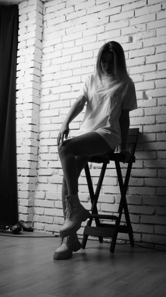Чорно Біле Фото Молодої Красивої Жінки Довгим Волоссям Футболці Позує — стокове фото