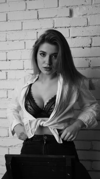 Foto Blanco Negro Una Joven Hermosa Mujer Sensual Sexy Con — Foto de Stock