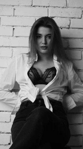 Preto Branco Foto Jovem Bela Sensual Sexy Mulher Com Cabelos — Fotografia de Stock