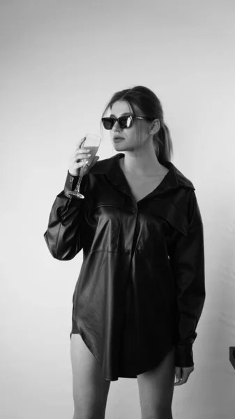 Zwart Wit Foto Van Jonge Mooie Vrouw Zwart Shirt Zonnebril — Stockfoto