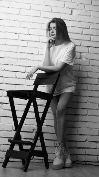 Ασπρόμαυρη Φωτογραφία Νεαρής Όμορφης Γυναίκας Μακριά Μαλλιά Που Φοράει Shirt — Φωτογραφία Αρχείου