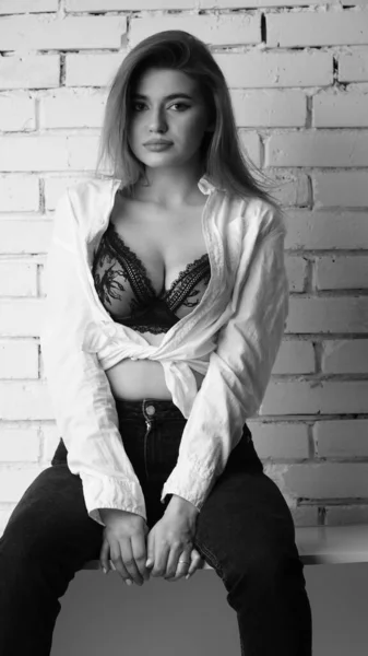 Foto Blanco Negro Una Joven Hermosa Con Pelo Largo Camisa —  Fotos de Stock