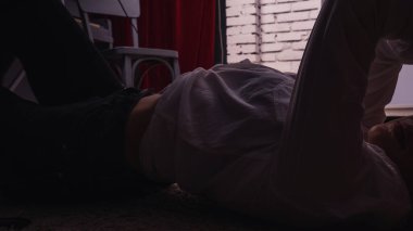 Stüdyoda beyaz gömlekli, güzel, şehvetli ve seksi bir kadının koyu renkli fotoğrafı..  