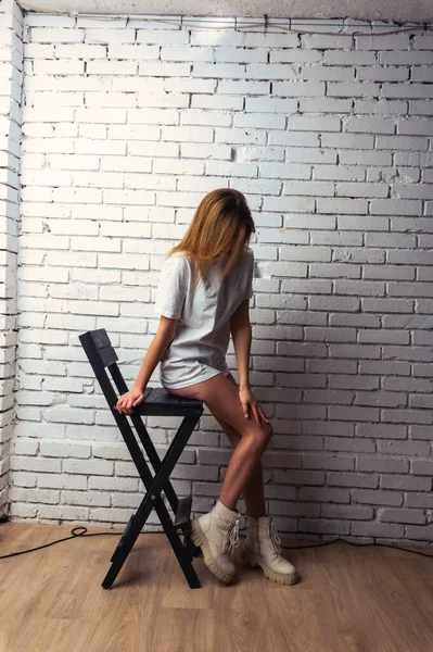 Stüdyoda Beyaz Bir Duvara Poz Veren Uzun Saçlı Seksi Şehvetli — Stok fotoğraf