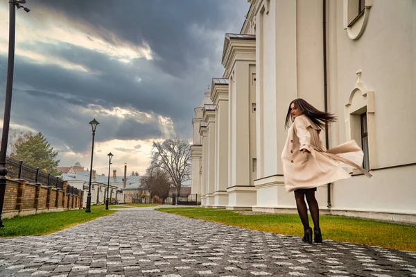 Piękna Młoda Elegancka Kobieta Pozowanie Kamery Pobliżu Starożytnej Architektury — Zdjęcie stockowe