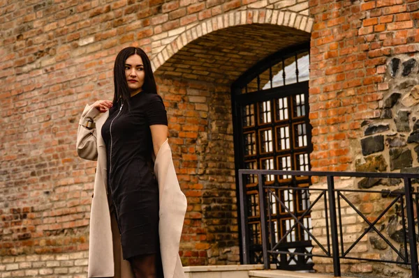 Bela Jovem Mulher Elegante Posando Para Câmera Perto Arquitetura Antiga — Fotografia de Stock