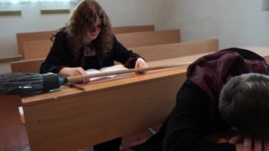Büyü okulunda sihirli süpürgelerle oturan öğrencilerin görüntüleri. 