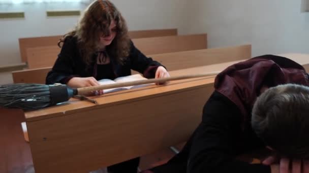 Πλάνα Των Μαθητών Που Κάθονται Τις Μαγικές Σκούπες Στα Γραφεία — Αρχείο Βίντεο
