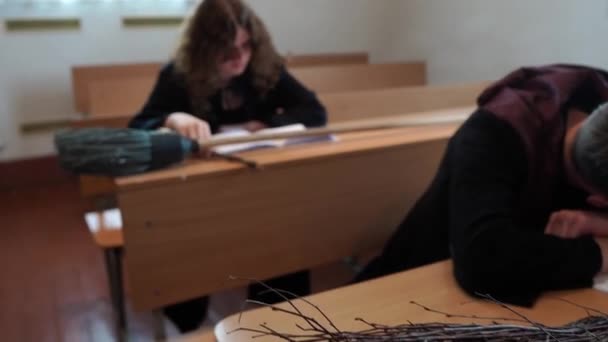 Відеозаписи Студентів Які Сидять Магічними Мітлами Партах Магічній Школі — стокове відео
